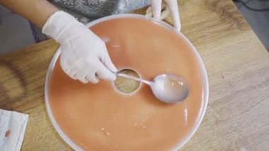 Meyve ezmesi pişiren kadın.