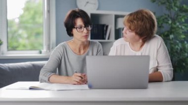 Dizüstü bilgisayarda çalışan kadın ortaklar