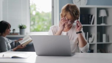 dizüstü bilgisayar ile yorgun kadın