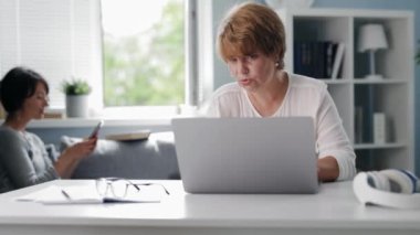 Kadınlar evde alet kullanıyorlar.