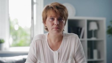 Yaşlı kadın video görüşmesi yapıyor.