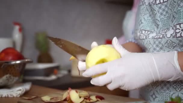 Mujer en guantes pelando manzana — Vídeos de Stock