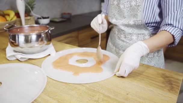 Mulher fazendo pasta de frutas — Vídeo de Stock