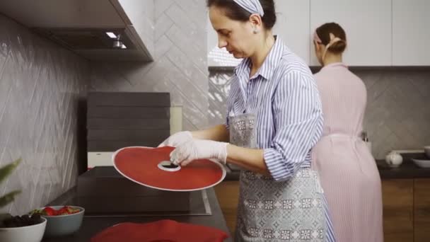 Vrouw die fruitpastila maakt — Stockvideo