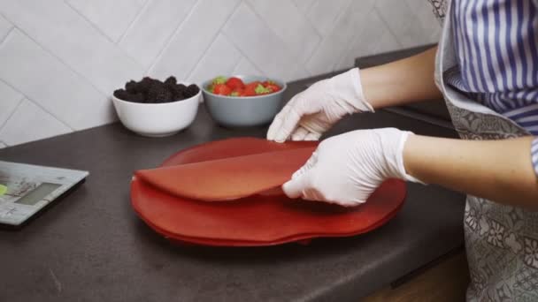 Mulher cozinhar pasta de frutas — Vídeo de Stock