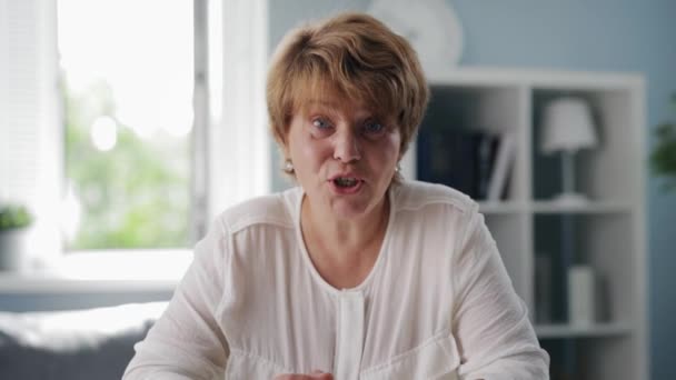 Mujer jubilada teniendo chat de vídeo — Vídeo de stock