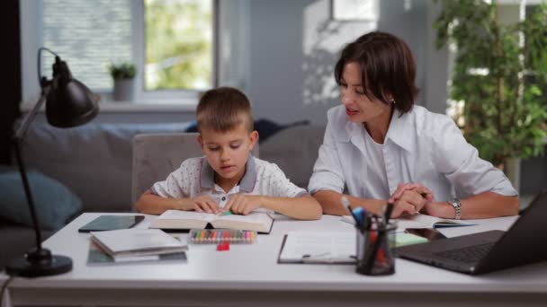 Niño con tutor en casa — Vídeos de Stock