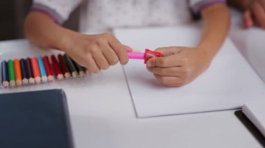 Çocuk kalemleri açıyor.