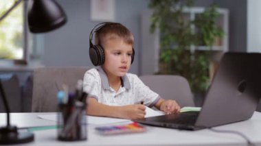 Çocuk çalışmak için dizüstü bilgisayar kullanıyor