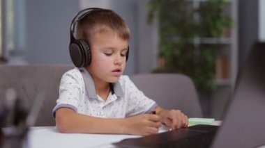 Çocuk evde çalışıyor.