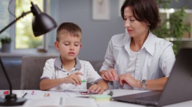 Anne oğul evde öğretiyor.