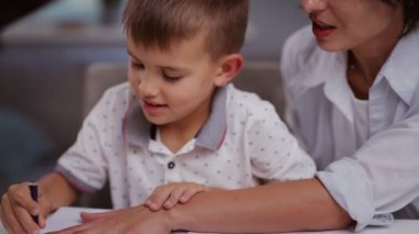 Annesiyle resim yapan çocuk.