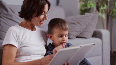 Anne oğlu ile kitap okumak