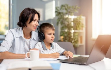 Anne oğul evde çalışıyor.