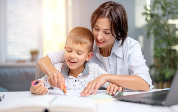 Niño haciendo la tarea con la madre — Foto de Stock