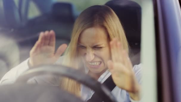 Mujer enojada en coche — Vídeo de stock