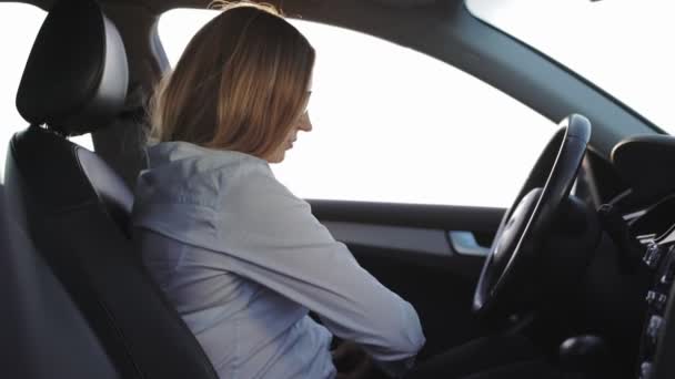 Woman fastening seatbelt — Stock Video