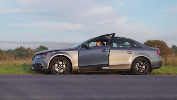 Femme avec voiture cassée — Video