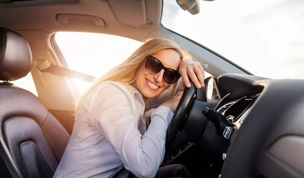 Sorrindo mulher dentro do carro — Fotografia de Stock