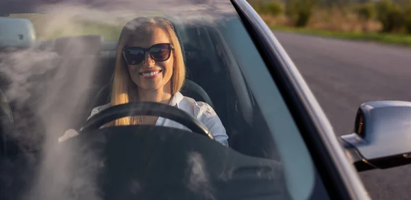 Sorrindo mulher dirigindo carro — Fotografia de Stock