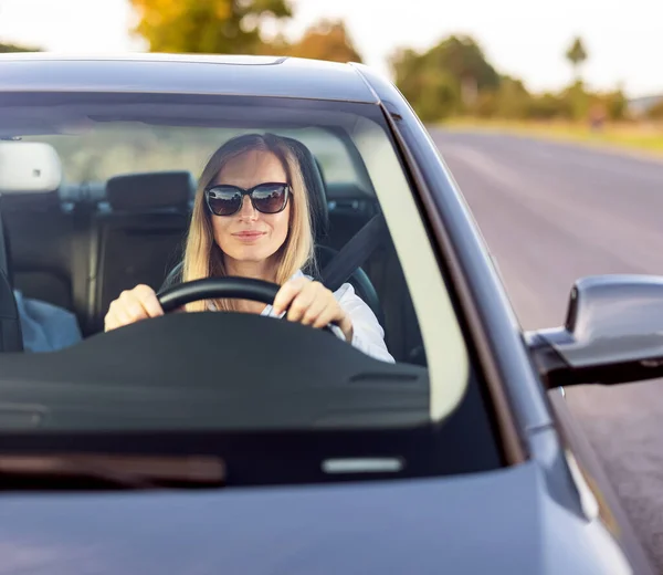 Vertrouwen vrouw rijdende auto — Stockfoto