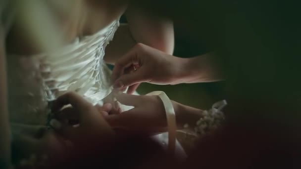 Sposa indossare il suo abito da sposa bianco — Video Stock