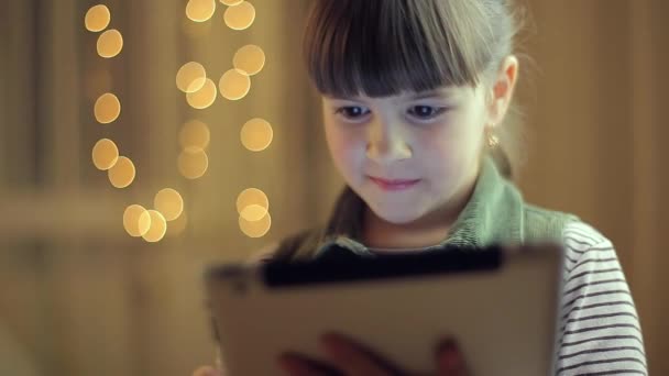 Jovem segurando um tablet — Vídeo de Stock