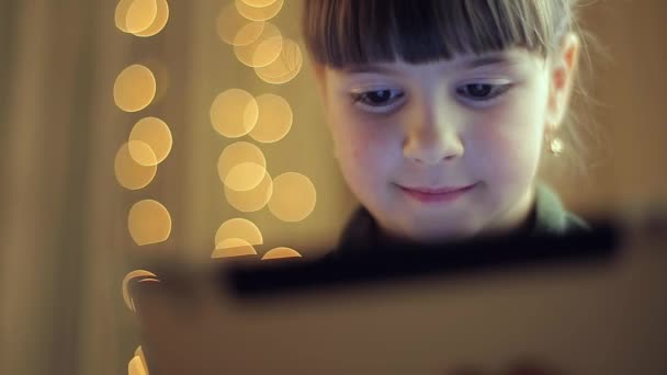 年轻女孩抱着一台平板电脑 — 图库视频影像