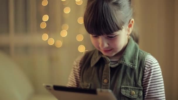 Jeune fille avec une tablette — Video