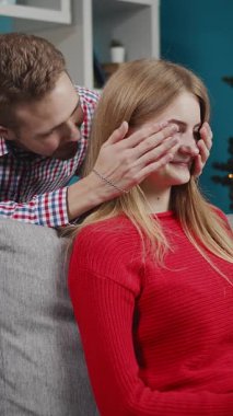 Parlak gözler ve neşeli gülümsemeler odayı doldururken iki arkadaş birlikte güzel bir anın tadını çıkarıyor. Tatil süsleri ve iyi hislerle çevriliyken aynı kahkahaları paylaşıyorlar..