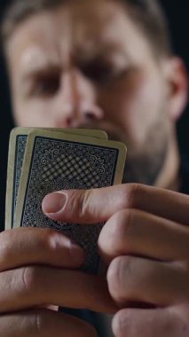 Bir oyuncu eline derinden odaklanırken kağıt oyununun heyecanını yaşayın. Bu etkileşimli hikaye anlatma oturumunda stratejiler ortaya çıkarken gerilimi hissedin.