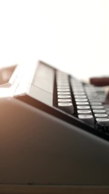 Yazarlar ellerini bir daktiloda tuşlara basarak, parlak bir ortamda hikaye anlatma konusunda yaratıcılık ve tutku hissini aktarıyorlar..