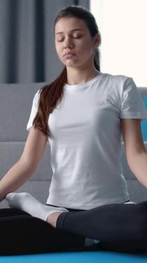 Lotus pozisyonunda meditasyon yapmak odak ve iç huzuru arttırır. Basit ama etkili yoga teknikleri için bu seansa katılın..