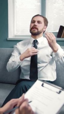 Bir adam, kişisel zorlukları ve çözümleri araştıran bir psikologla seans yaparken duygularını ve düşüncelerini ifade eder..