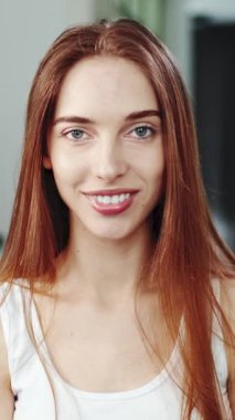 Evde dinlenirken ki neşesi, kişisel alanında huzur ve mutluluğun tadını çıkarması..