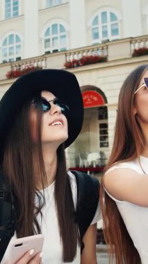 İki turist, muhteşem bir mimariyle güzel bir şehir ortamında fotoğraf çekerek eğleniyor..