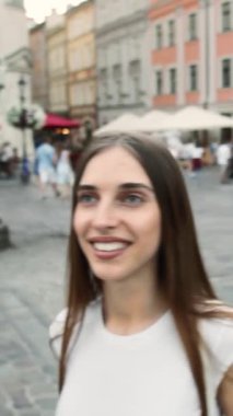 Canlı bir yürüyüşe katılın Güzel şehir sokaklarında Manzaralar ve dost canlısı yerliler günün tadını çıkarın.