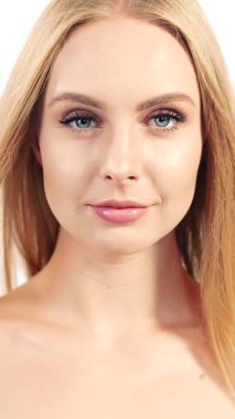 Sarışın bir kadının portresi. Parlak bir gülümsemesi var. Hikaye anlatmak için mükemmel.