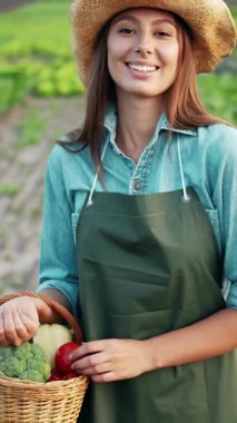 Bahçeden taze sebze toplarken açık havada güneşli bir günün tadını çıkarıyorlar.