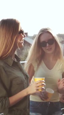 Güneş batarken arkadaşlar içkinin ve kahkahanın keyfini çıkarır. Kutlama için canlı bir atmosfer yaratırlar.