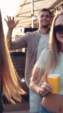 Dostlar içmek için çatıda toplanır ve güneşin şehrin üzerinde batışını kutlarlar.