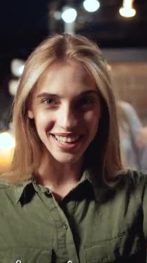 Neşeli blog yazarları toplantısının tadını çıkarın. Geceleri kahkaha ve bağlantı dolu.