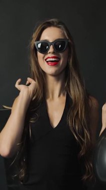 Kara Cuma anlaşmaları için elinizdeki çantalarla eğlenceli alışveriş deneyimlerinin tadını çıkarın.