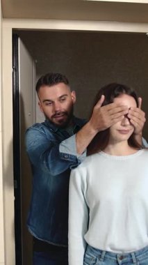 İki insan yeni dairelerinde eğlenceli bir sürpriz anı paylaşıyor.