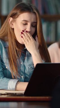 Bir öğrenci gün boyunca kütüphanede çalışırken sıkıntısını ifade eder.