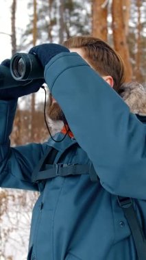 Karlı bir ormanın güzelliğini hisset ve doğanın huzurunun tadını çıkar.