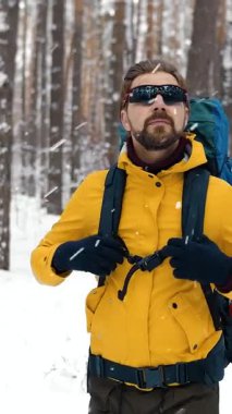 Kış doğasının güzelliğini kucaklarken karlı bir ormanın içinden geçeceğim.