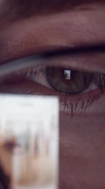 Günlük yaşamda ekranlarda görüntüler gösteren gözlüklerin arkasındaki gözleri kapat