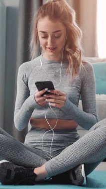 Kadınlar spor yaparken akıllı telefonları spor yapmak için kullanırlar..