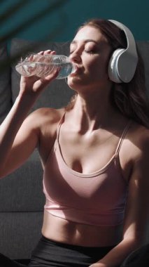 Kadın mola veriyor ve evinde su içiyor..